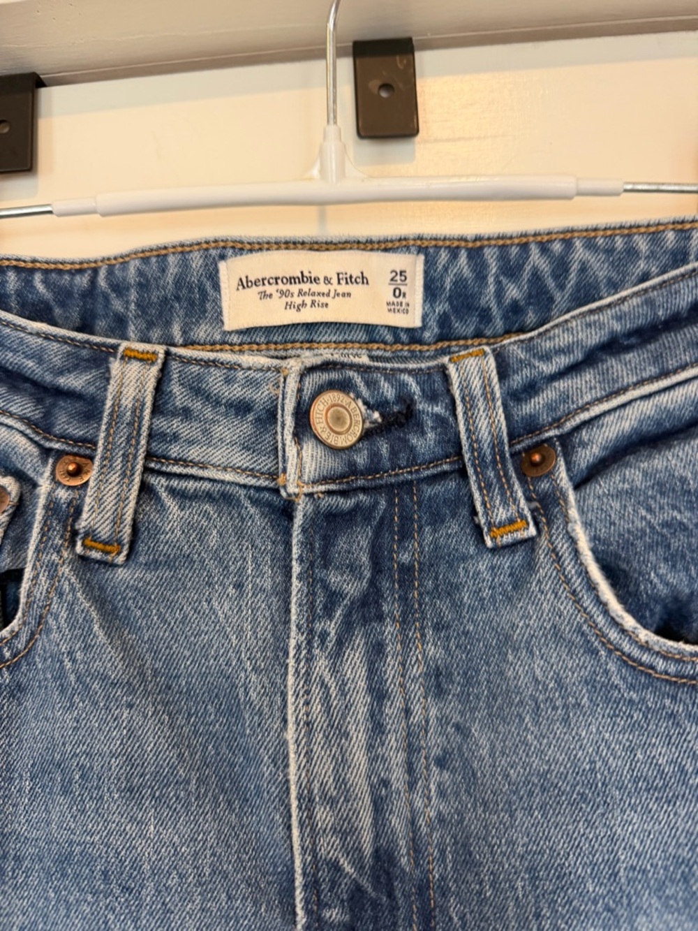 Abercrombie & Fitche 90’s Relaxed Jean High-Rise Jeans - Blue - Picture 2 of 4